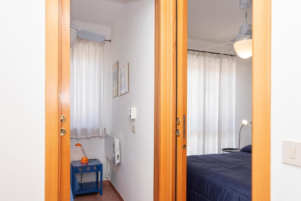 drzwi prowadzące do sypialni z łóżkiem w obiekcie Casa Ponente con Vista Mare a Macari w mieście Macari