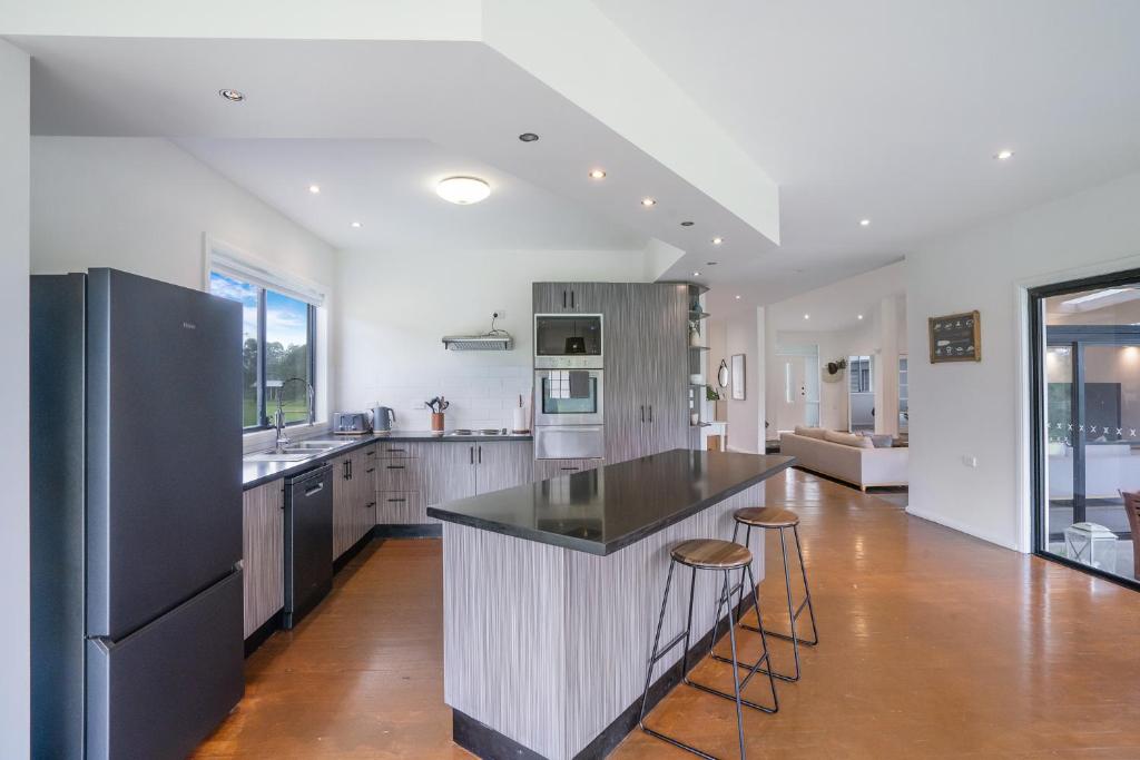 Η κουζίνα ή μικρή κουζίνα στο The Ranch - Coastal Farmhouse bringing family and friends together