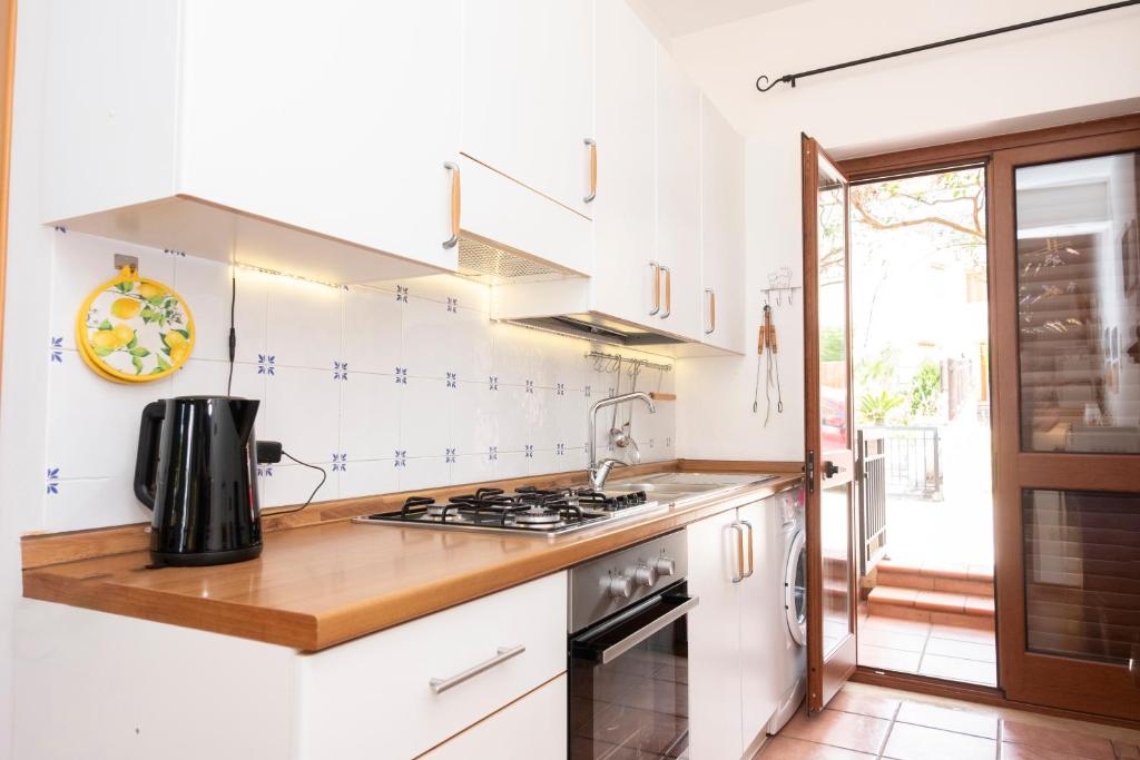 Kuchnia lub aneks kuchenny w obiekcie Casa Ponente con Vista Mare a Macari