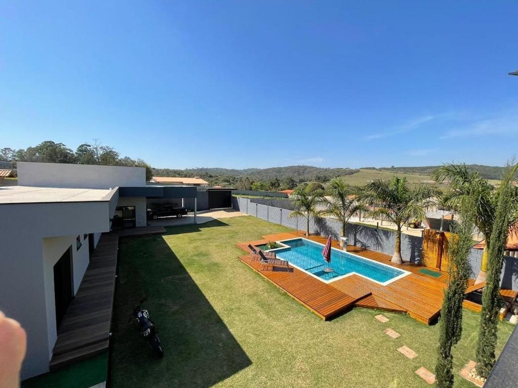 an aerial view of a house with a swimming pool at Chácara de alto padrão in Água Boa