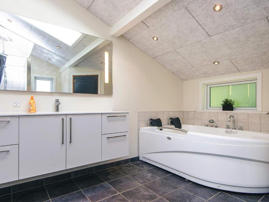 TV a/nebo společenská místnost v ubytování Holiday home Oksbøl LXXXI