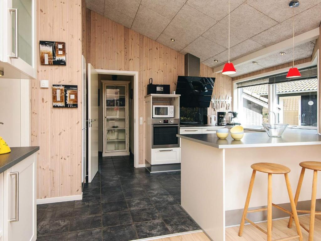 Kuchyň nebo kuchyňský kout v ubytování Holiday home Oksbøl LXXXI