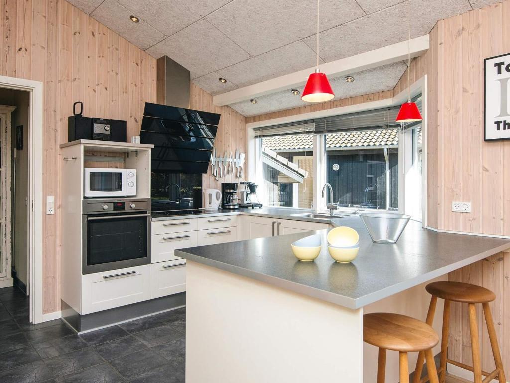 Kuchyň nebo kuchyňský kout v ubytování Holiday home Oksbøl LXXXI