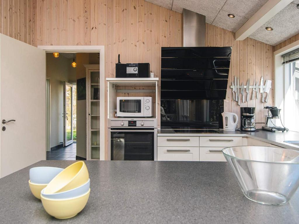 Kuchyň nebo kuchyňský kout v ubytování Holiday home Oksbøl LXXXI