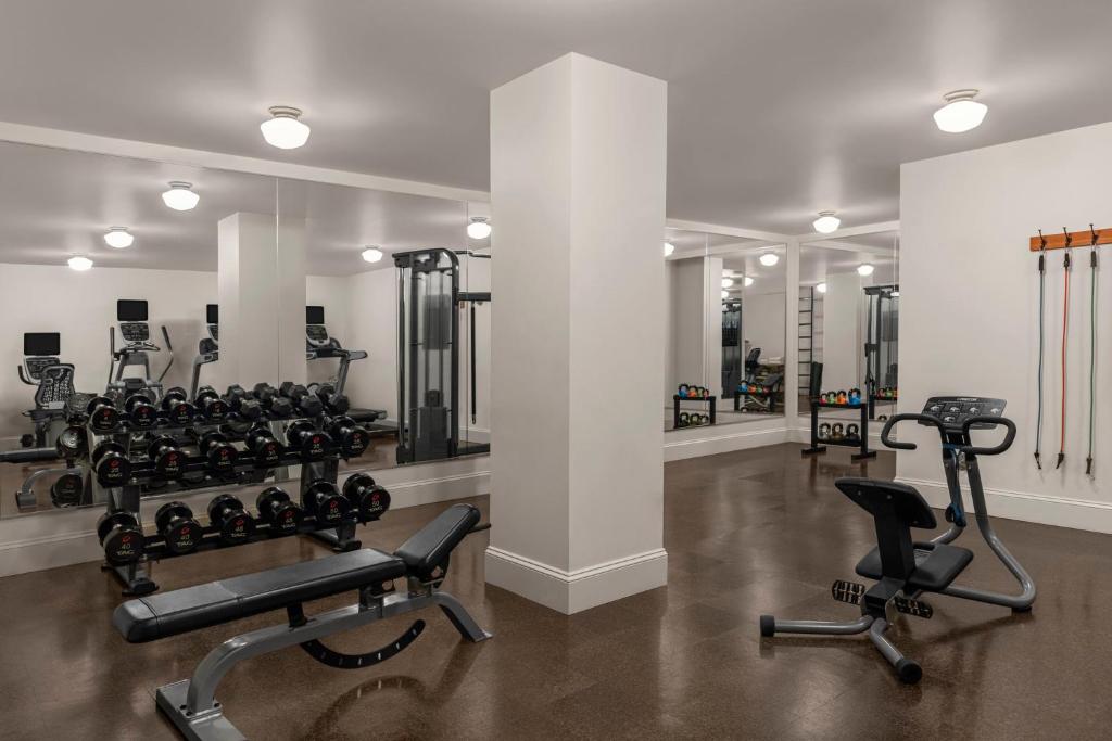 Fitness centrum a/nebo fitness zařízení v ubytování Kimpton Palladian Hotel by IHG