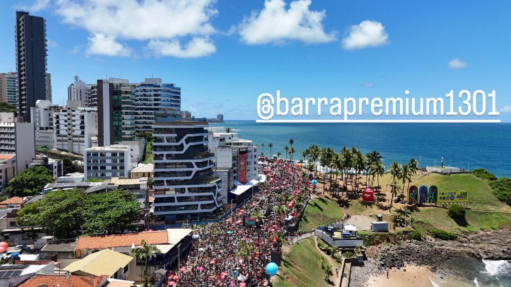 eine große Menschenmenge, die eine Stadtstraße entlang läuft in der Unterkunft Studio luxo na Barra in Salvador