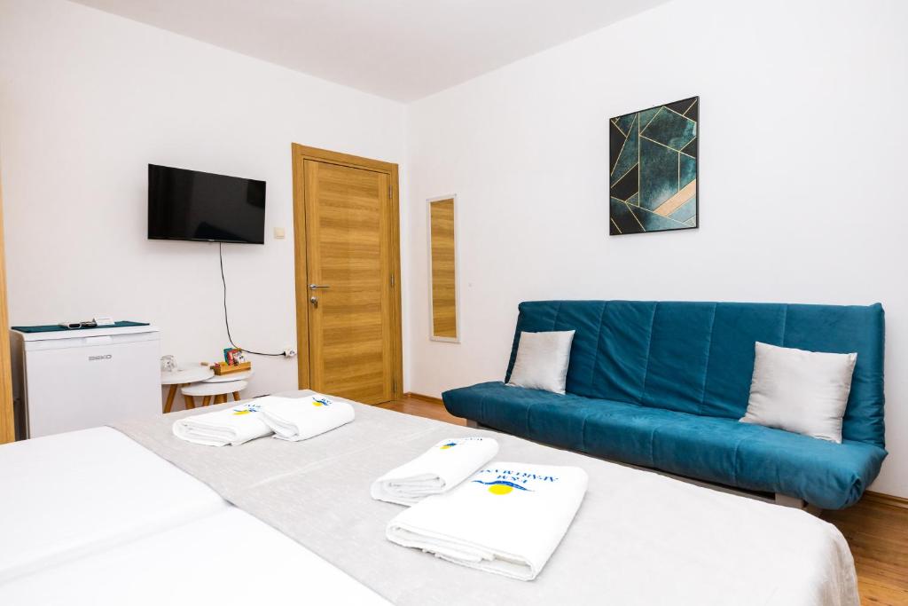 Televízia a/alebo spoločenská miestnosť v ubytovaní Apartmani F&M