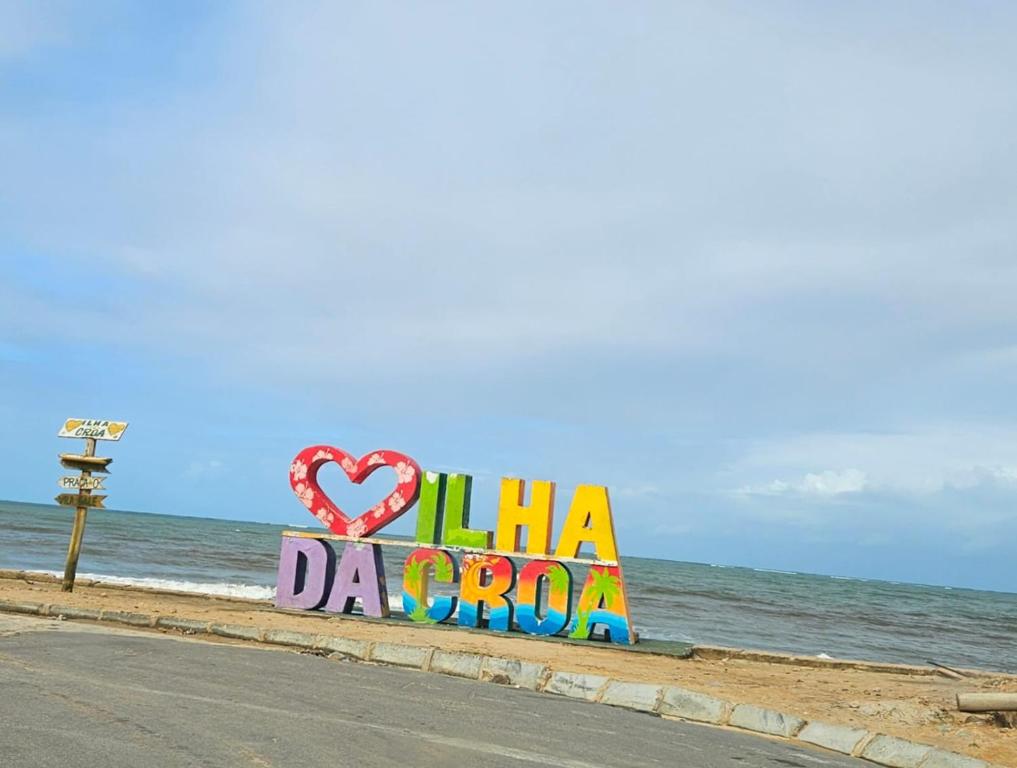 a sign on the side of the beach at CASA COLONIAL Ilha da Croa in Barra de Santo Antônio