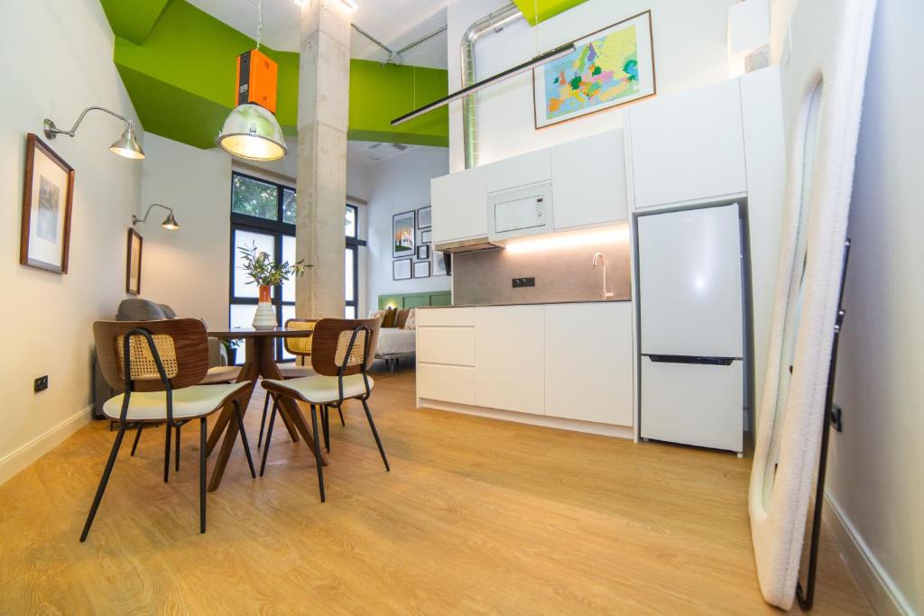 Hotel The 153 Hotel, a kitchen and dining room with a table and chairs at The 153 Hotel in Valencia