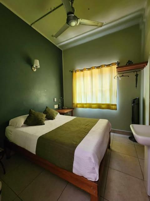 Postel nebo postele na pokoji v ubytování Hotel Plaza Queretaro