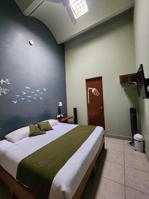 Postel nebo postele na pokoji v ubytování Hotel Plaza Queretaro