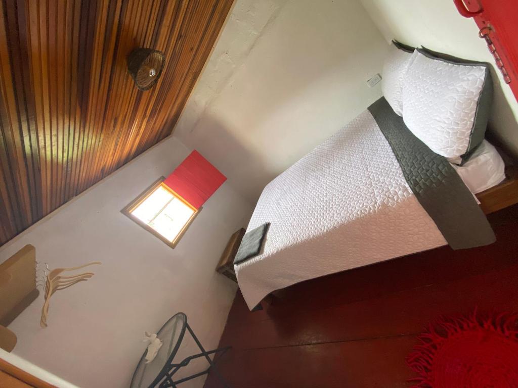 Rúm í herbergi á El Hostal del Abuelo