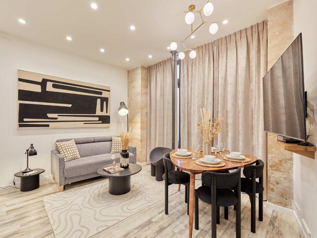 un salon avec une table et un canapé dans l'établissement Superb Apartment Invalides St Germain des Près, à Paris