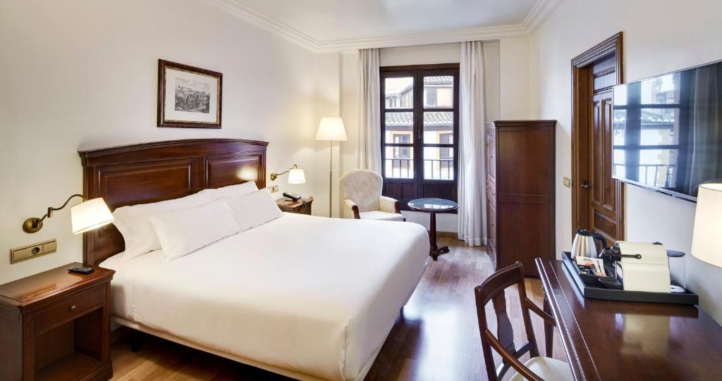 Postel nebo postele na pokoji v ubytování Sercotel Palacio de los Gamboa