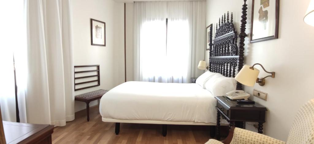 Postel nebo postele na pokoji v ubytování Sercotel Palacio de los Gamboa
