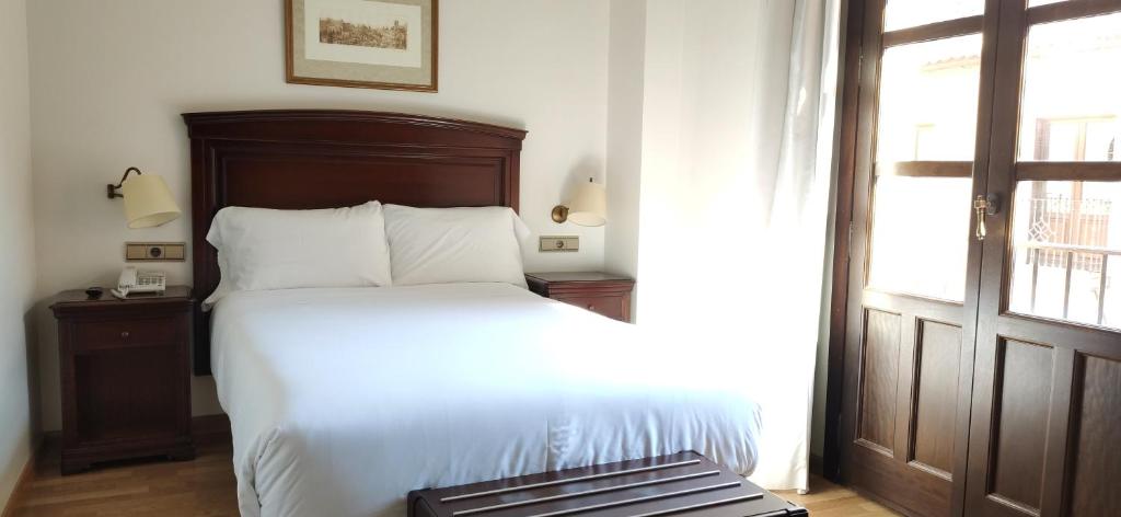 Postel nebo postele na pokoji v ubytování Sercotel Palacio de los Gamboa
