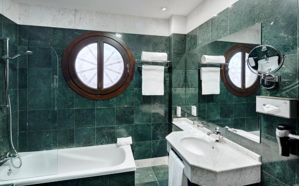 Koupelna v ubytování Sercotel Palacio de los Gamboa