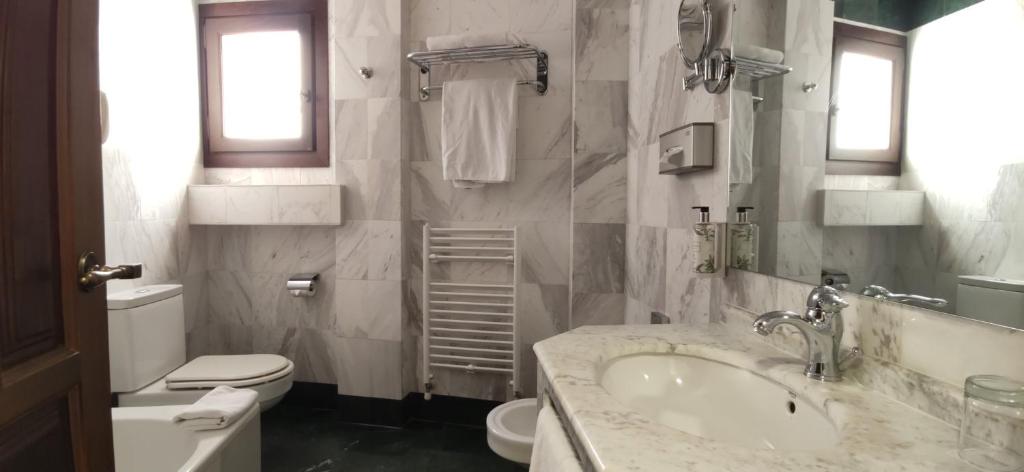 Koupelna v ubytování Sercotel Palacio de los Gamboa