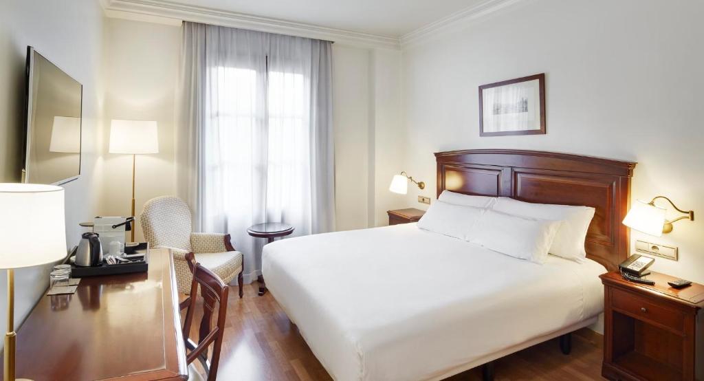 Postel nebo postele na pokoji v ubytování Sercotel Palacio de los Gamboa