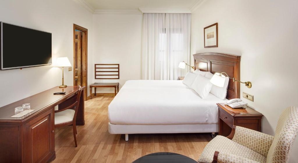 Postel nebo postele na pokoji v ubytování Sercotel Palacio de los Gamboa