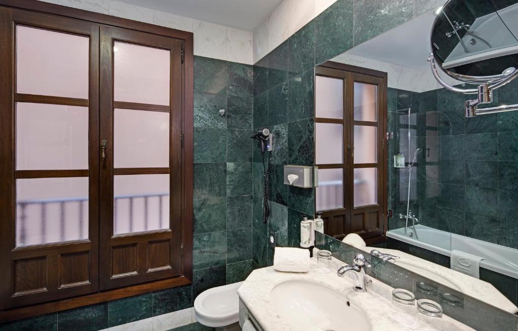 Koupelna v ubytování Sercotel Palacio de los Gamboa