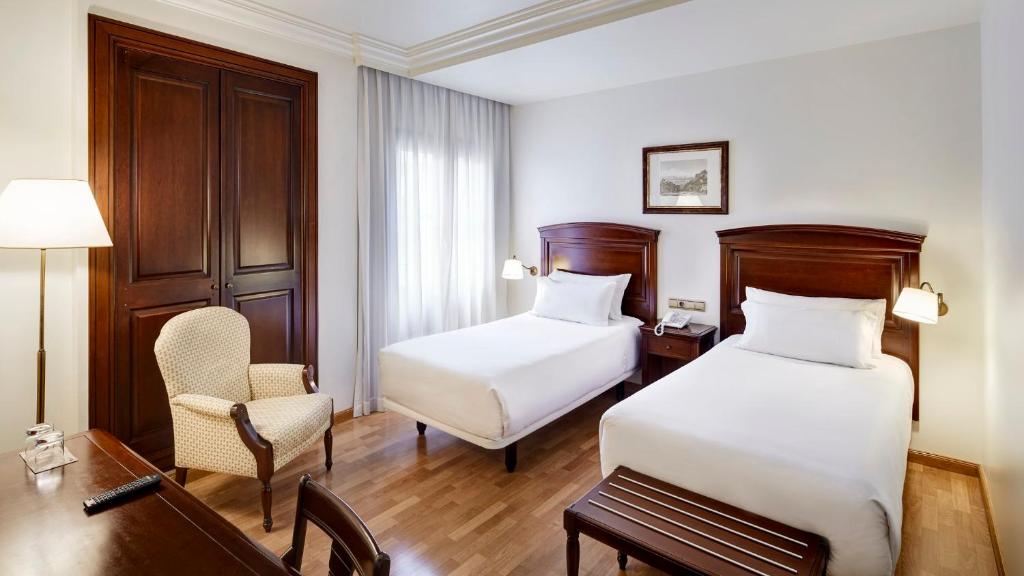 Postel nebo postele na pokoji v ubytování Sercotel Palacio de los Gamboa