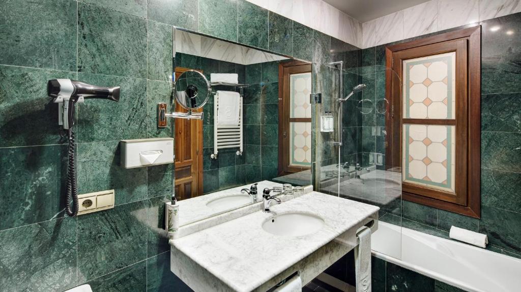 Koupelna v ubytování Sercotel Palacio de los Gamboa