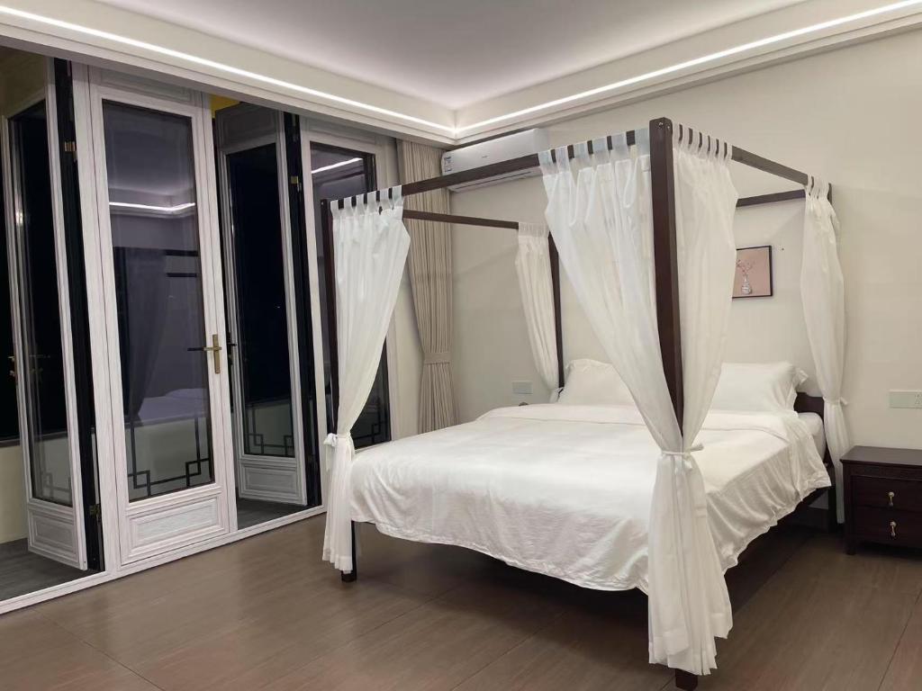Postel nebo postele na pokoji v ubytování Lanyuan Xiaozhu-New Chinese Courtyard B&B