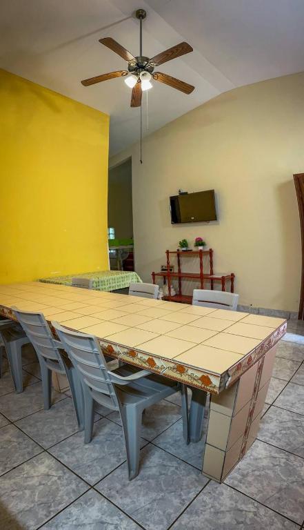 TV a/nebo společenská místnost v ubytování Cabañas El Valle