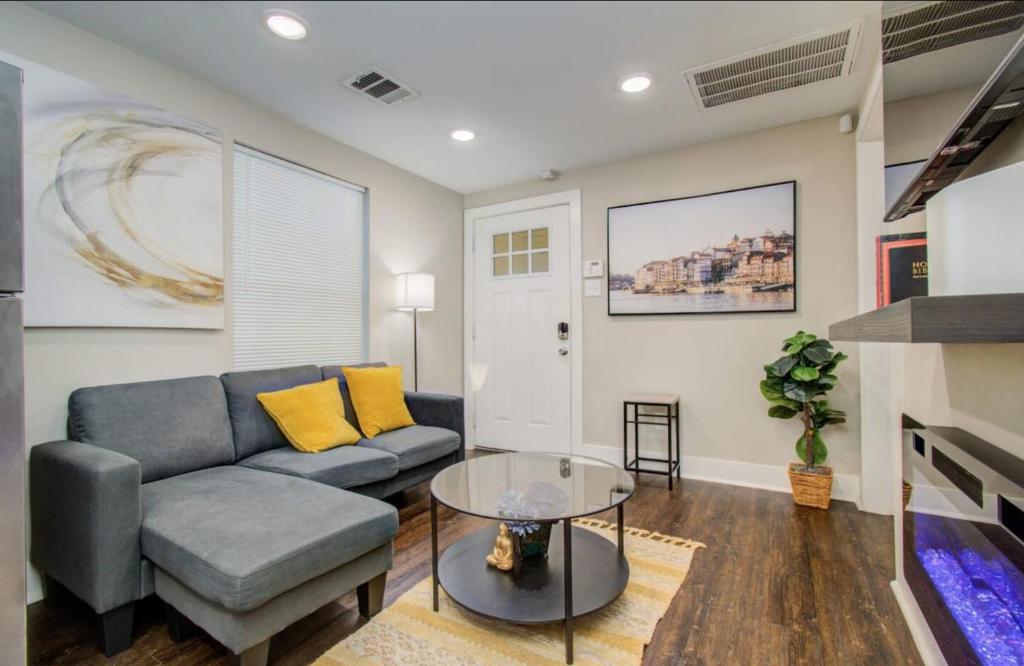 Posezení v ubytování Houston Townhouse-two bedroom