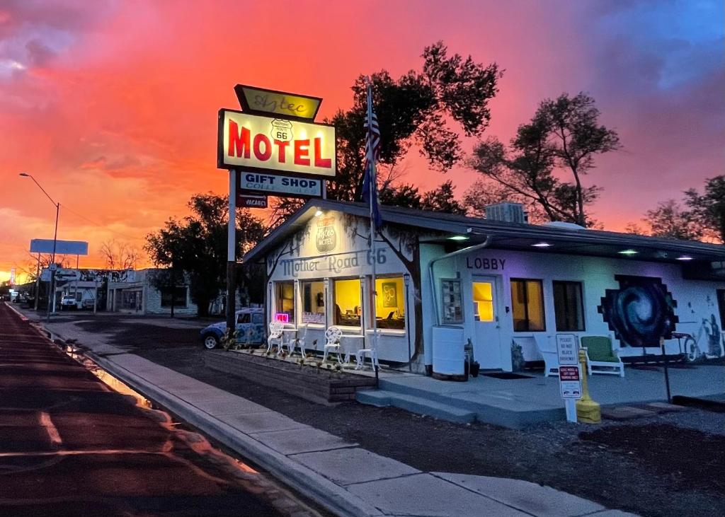 una señal de motel sentada en el lateral de un edificio en The Aztec Motel &amp; Creative Space, en Seligman