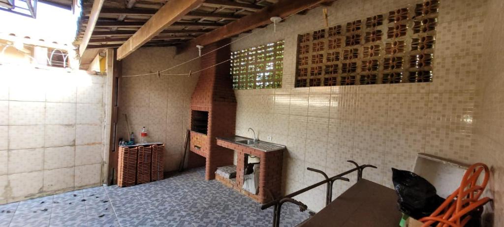 La salle de bains est pourvue d'un comptoir et d'un lavabo. dans l'établissement Casa de praia, à Itanhaém