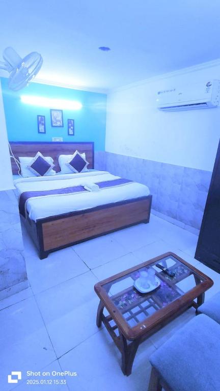 Postel nebo postele na pokoji v ubytování Prime Rooms - Satya Niketan Nr South campus Metro
