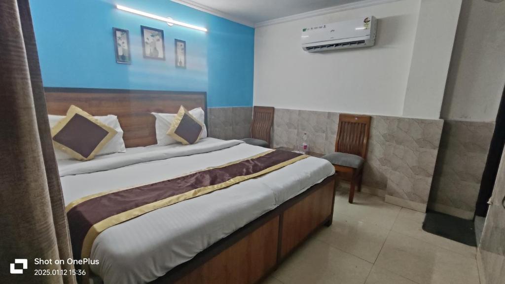 Postel nebo postele na pokoji v ubytování Prime Rooms - Satya Niketan Nr South campus Metro