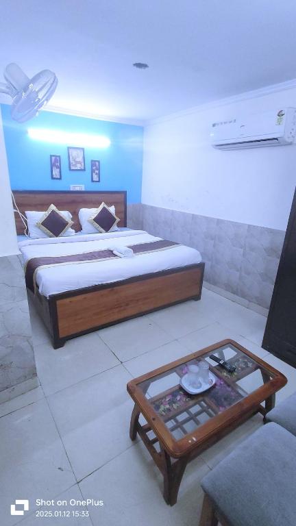 Postel nebo postele na pokoji v ubytování Prime Rooms - Satya Niketan Nr South campus Metro