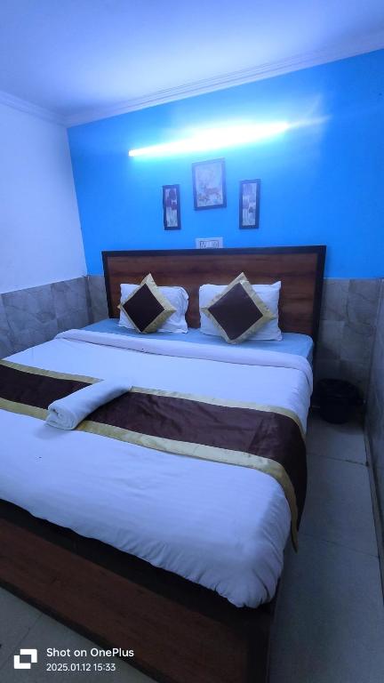 Postel nebo postele na pokoji v ubytování Prime Rooms - Satya Niketan Nr South campus Metro