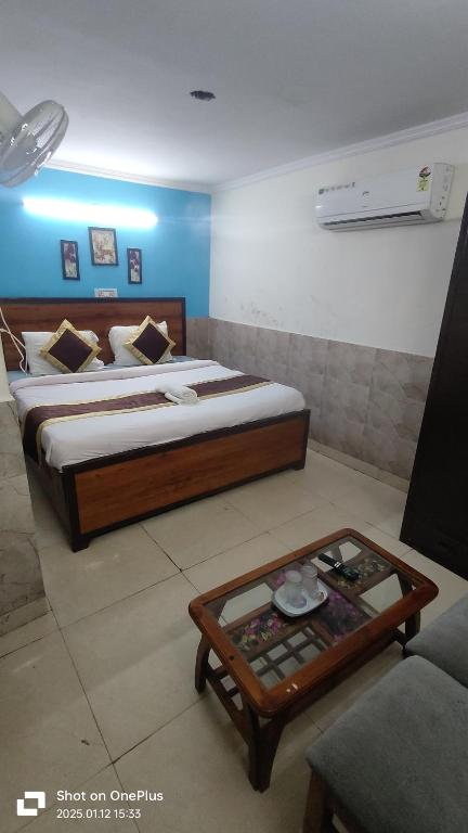 Postel nebo postele na pokoji v ubytování Prime Rooms - Satya Niketan Nr South campus Metro