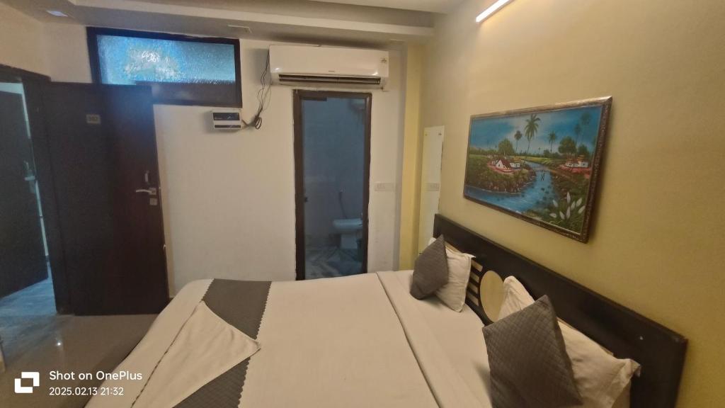 Postel nebo postele na pokoji v ubytování Prime Rooms - Satya Niketan Nr South campus Metro