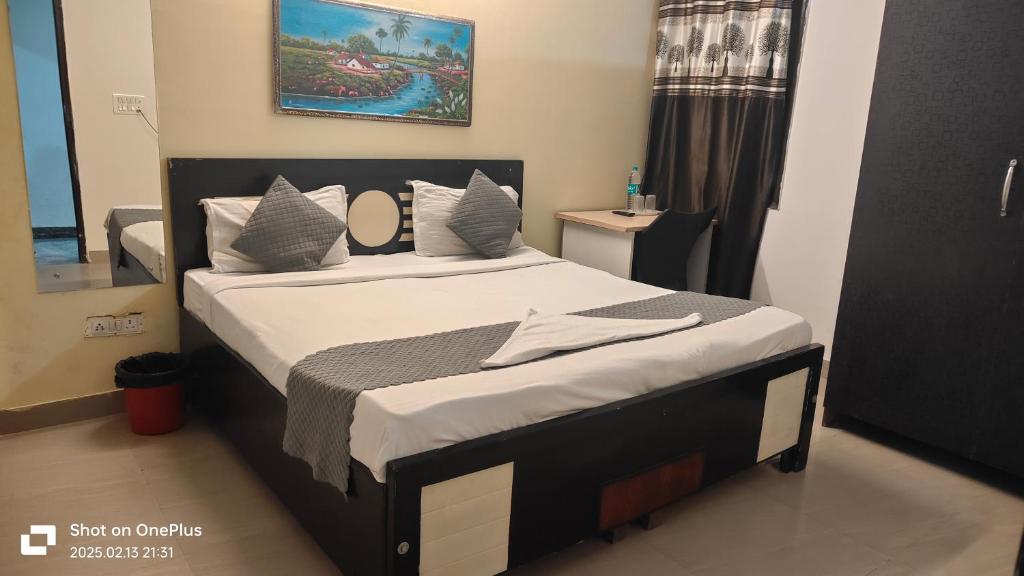 Postel nebo postele na pokoji v ubytování Prime Rooms - Satya Niketan Nr South campus Metro