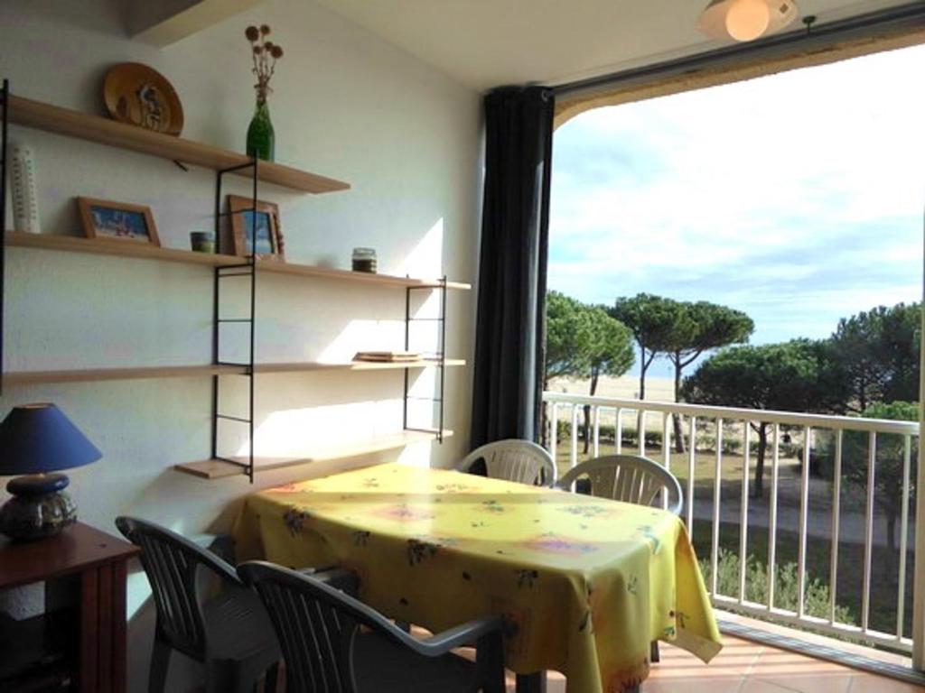 une salle à manger avec une table et des chaises et un balcon dans l'établissement Appartement 2 pièces, vue mer, Accès plage, Parking - FR-1-776-132, à Argelès-sur-Mer
