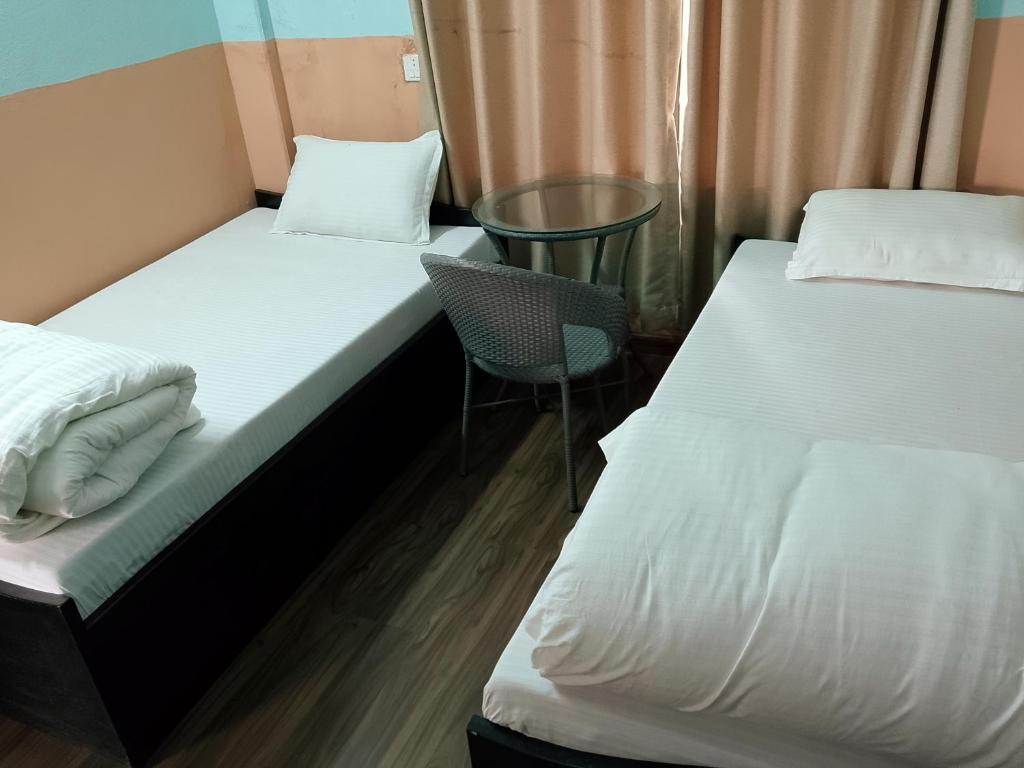 Postel nebo postele na pokoji v ubytování Royal Orbit Resort Pvt Ltd Pokhara