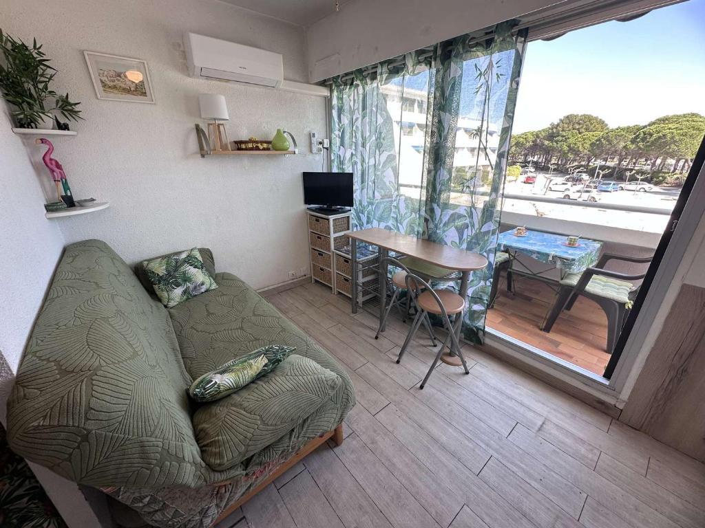 un salon avec un canapé et une table dans l'établissement Studio pour 4 à Port Camargue avec Climatisation et Parking - FR-1-731-135, au Grau-du-Roi