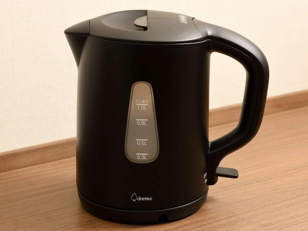 Příslušenství pro přípravu čaje a kávy v ubytování Dormy Inn Premium Osaka Kitahama