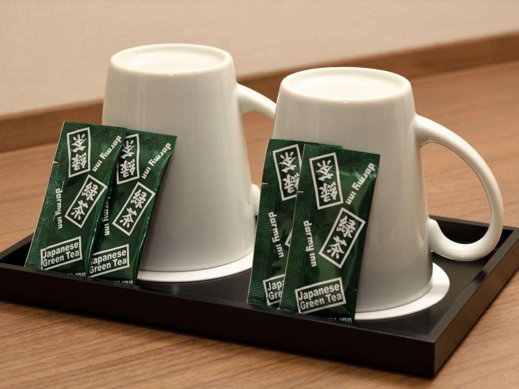 Příslušenství pro přípravu čaje a kávy v ubytování Dormy Inn Premium Osaka Kitahama