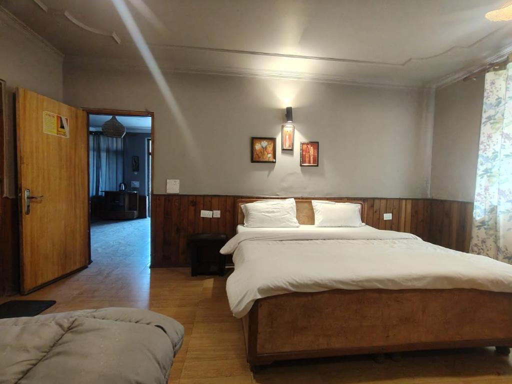 Postel nebo postele na pokoji v ubytování Koyal Lodge