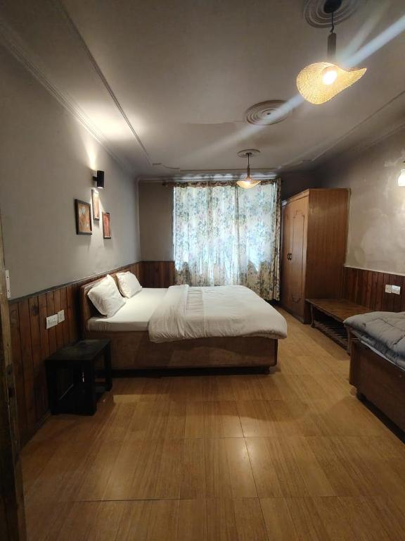 Postel nebo postele na pokoji v ubytování Koyal Lodge