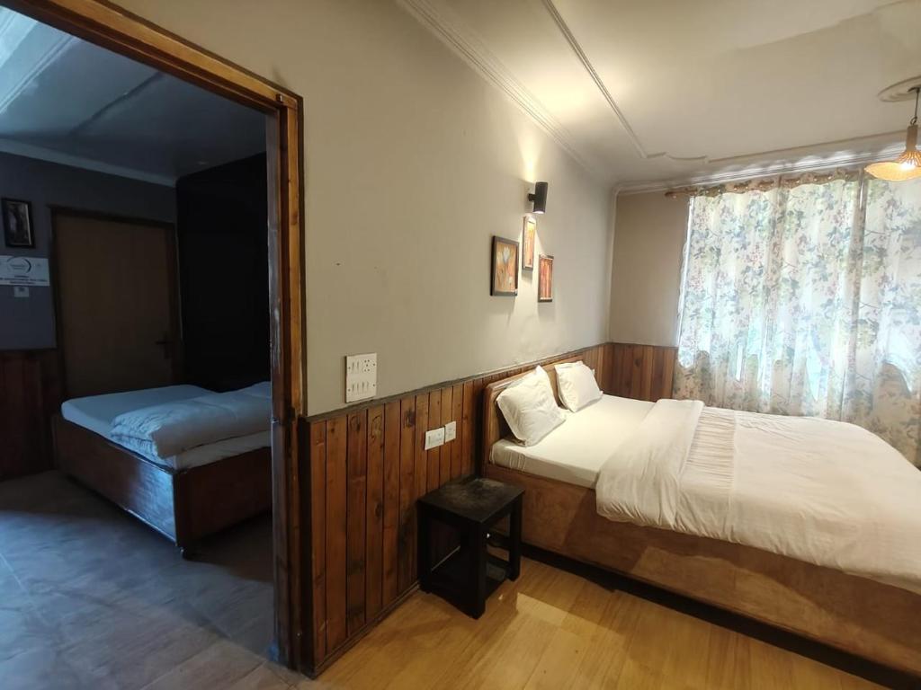 Postel nebo postele na pokoji v ubytování Koyal Lodge