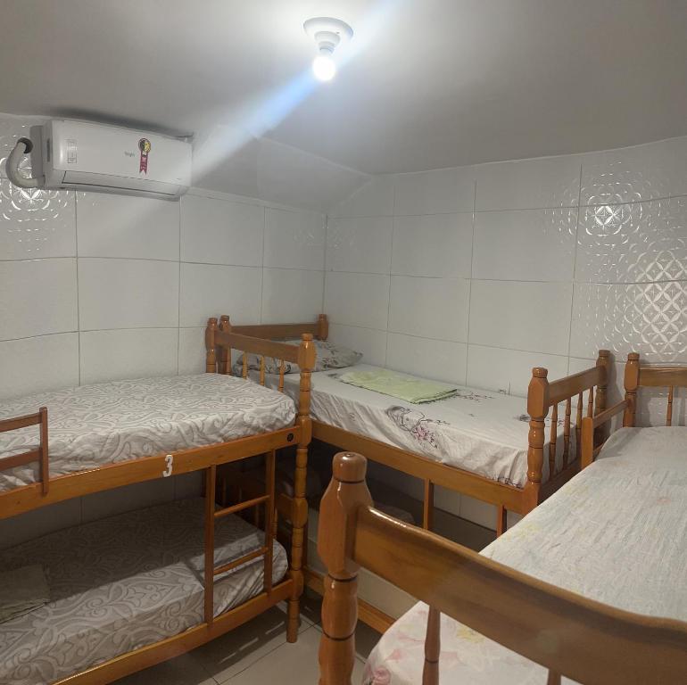 Postel nebo postele na pokoji v ubytování Dani Hostel e Suítes