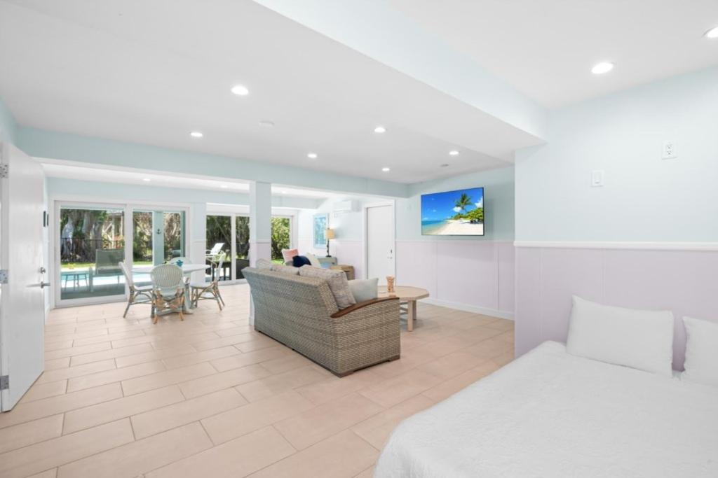 Гостиная зона в 5294 Umbrella Pool Rd home
