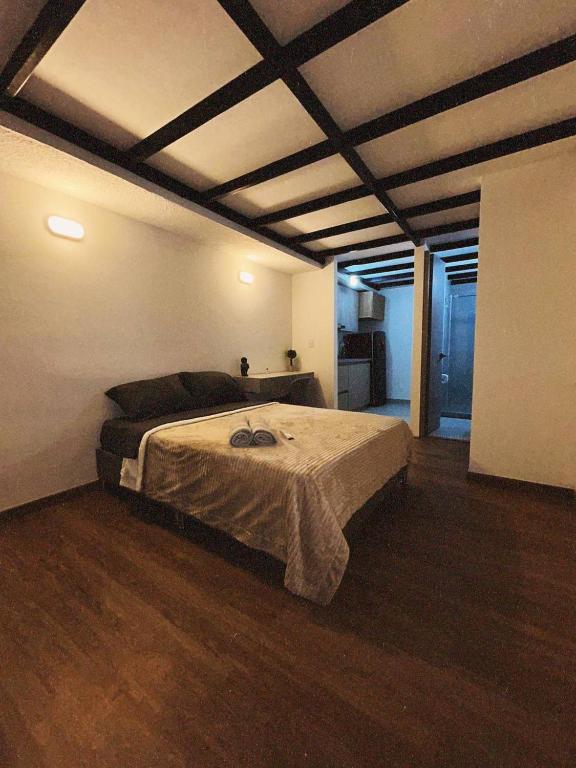 a bedroom with a large bed in a room at Relajante y Cómodo Apartaestudio en La Rambla in Manizales